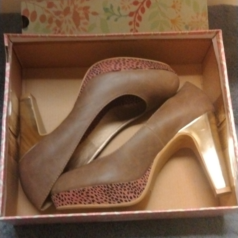 Jellypop Michelle smooth taupe/leopard, gold heels size 8.5 Whimsigoth Mob Wife
